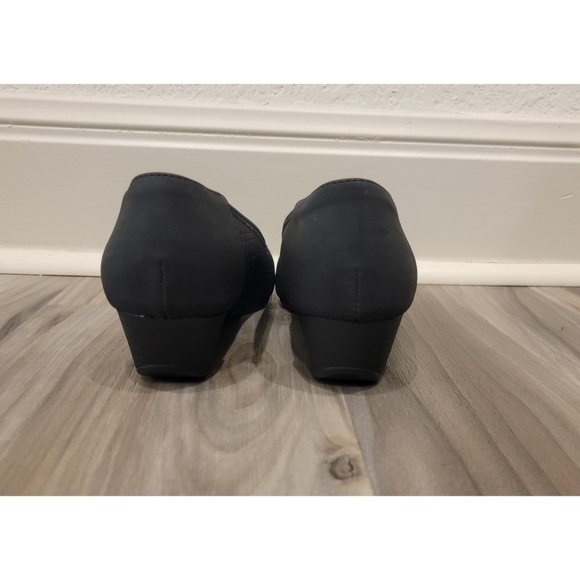 Women's Black Rivet Open Toe Wedges - Picture 4 of 7